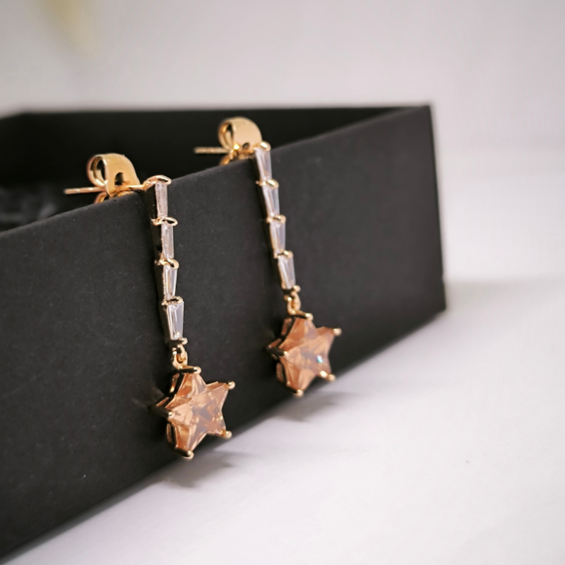 Gari un grezni auskari ar zvaigznes formas elementu