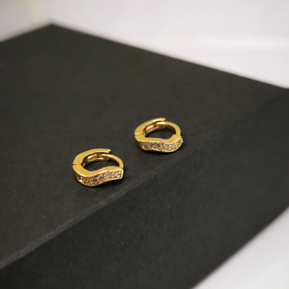 Greznas zelta krāsas auskari ar miniatūriem kristāliņiem