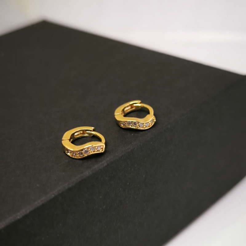 Greznas zelta krāsas auskari ar miniatūriem kristāliņiem