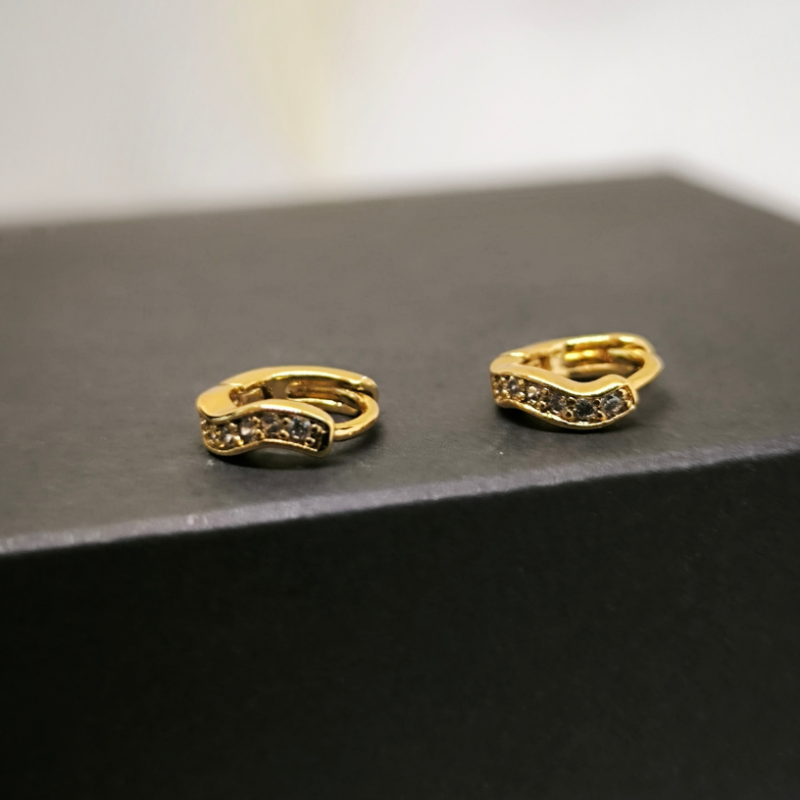 Greznas zelta krāsas auskari ar miniatūriem kristāliņiem