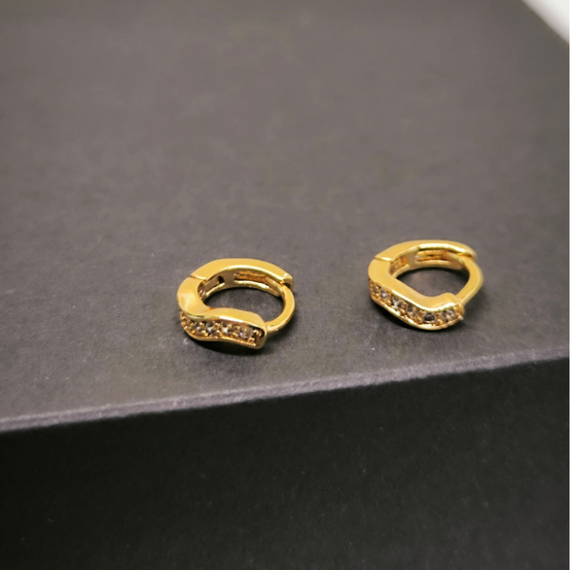 Greznas zelta krāsas auskari ar miniatūriem kristāliņiem