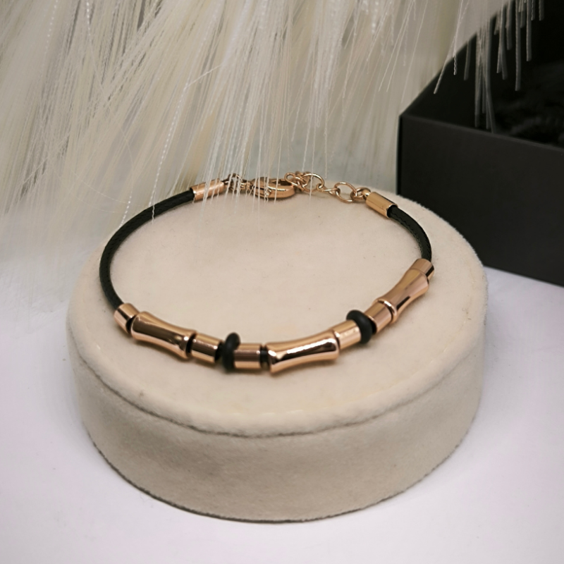 Rokassprādze ar metāla akcentiem