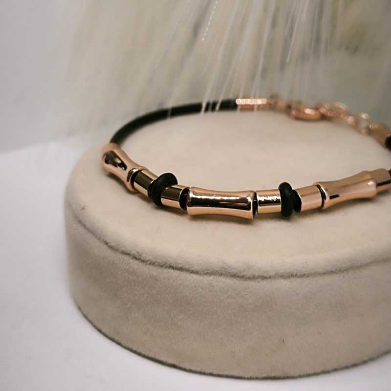 Rokassprādze ar metāla akcentiem