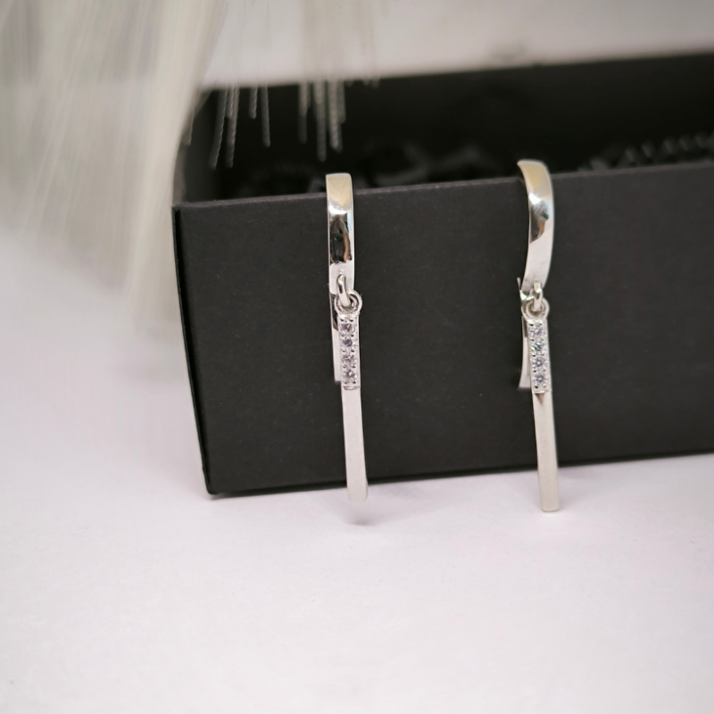 Minimālistiskas piekaramās auskari ar cirkoniju