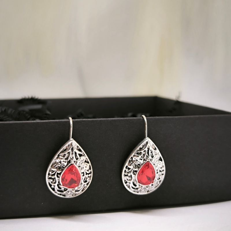 Asaras formas auskari ar cirkoniju