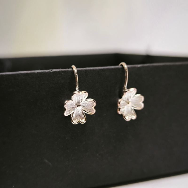 Minimālistiskas, sudraba krāsas auskari ar ziediņiem