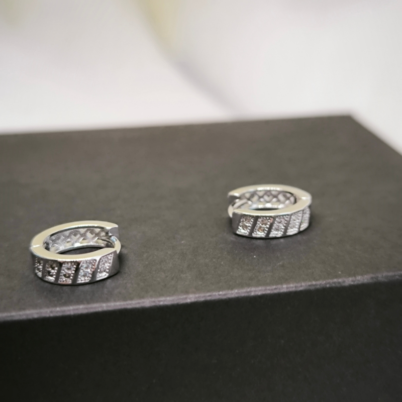 Mūsdienīgi gredzena formas auskari ar cirkoniju