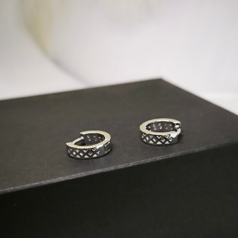 Mūsdienīgi gredzena formas auskari ar cirkoniju