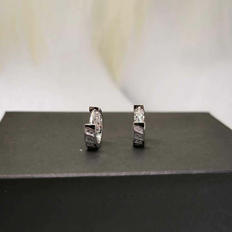 Mūsdienīgi gredzena formas auskari ar cirkoniju