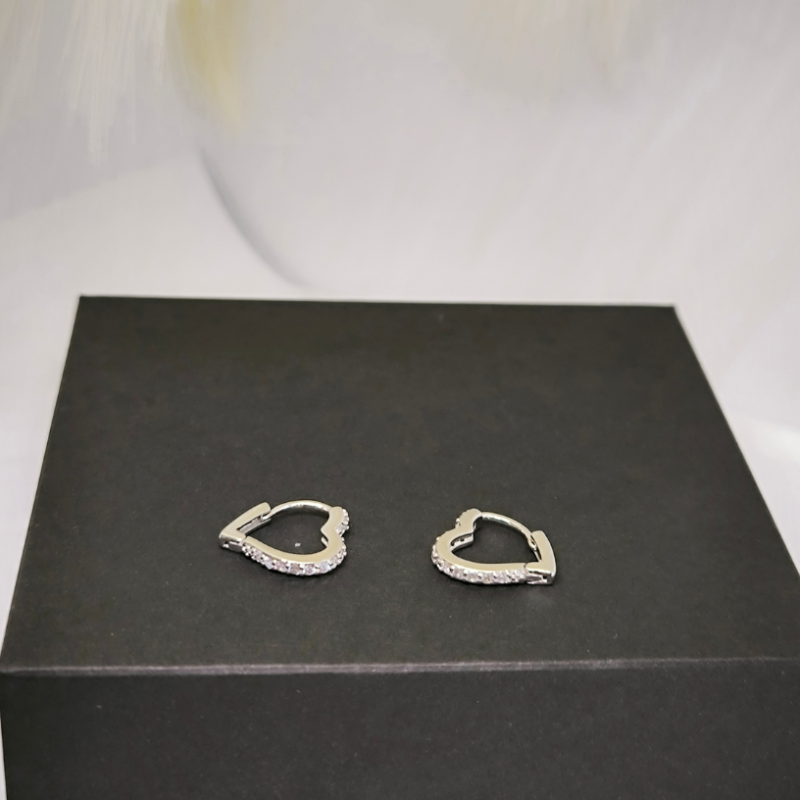 Romantiski sirds formas auskari