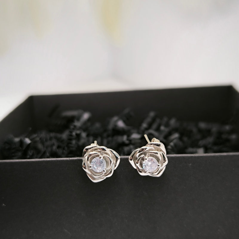 Smalkas rožu formas auskari ar cirkoniju