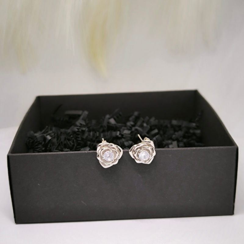 Smalkas rožu formas auskari ar cirkoniju