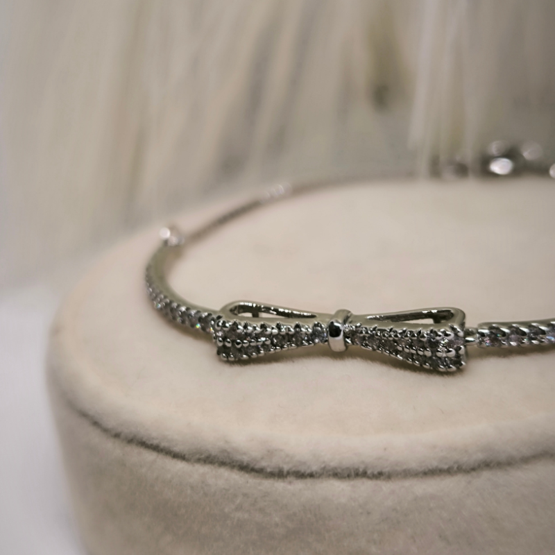 Burvīga sieviešu rokassprādze ar lentīti