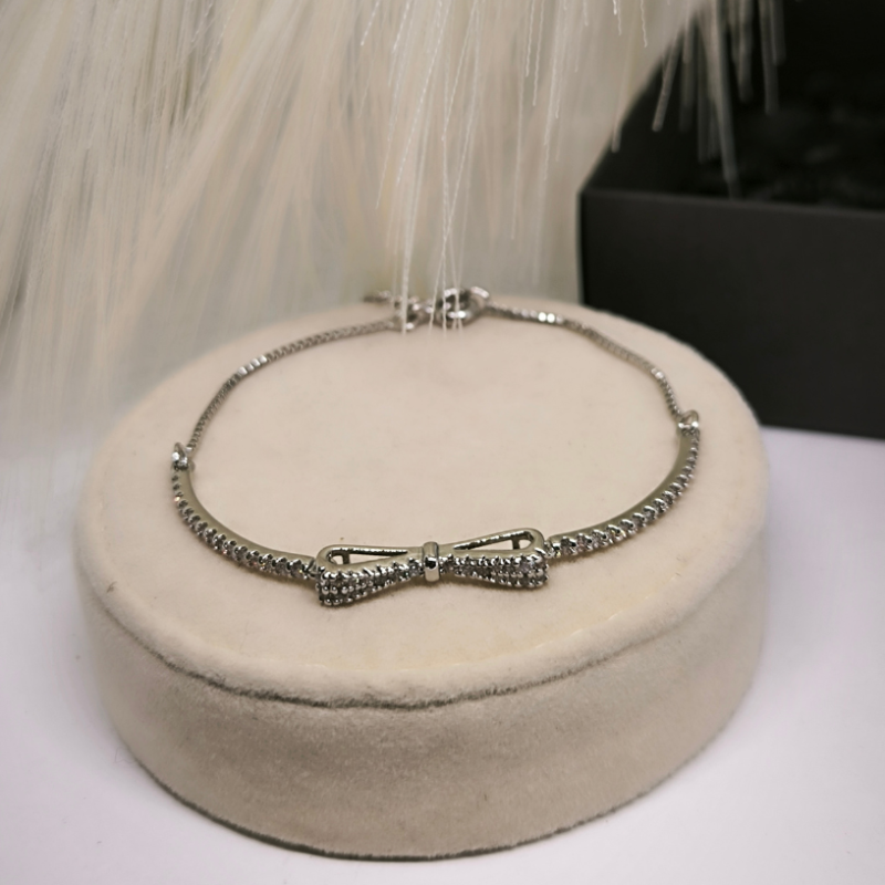 Burvīga sieviešu rokassprādze ar lentīti