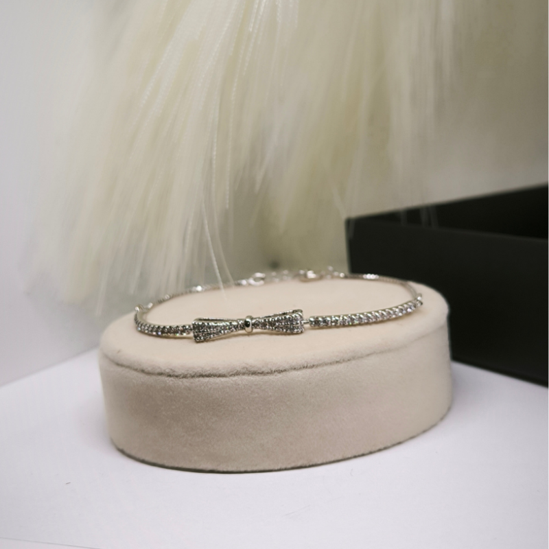 Burvīga sieviešu rokassprādze ar lentīti