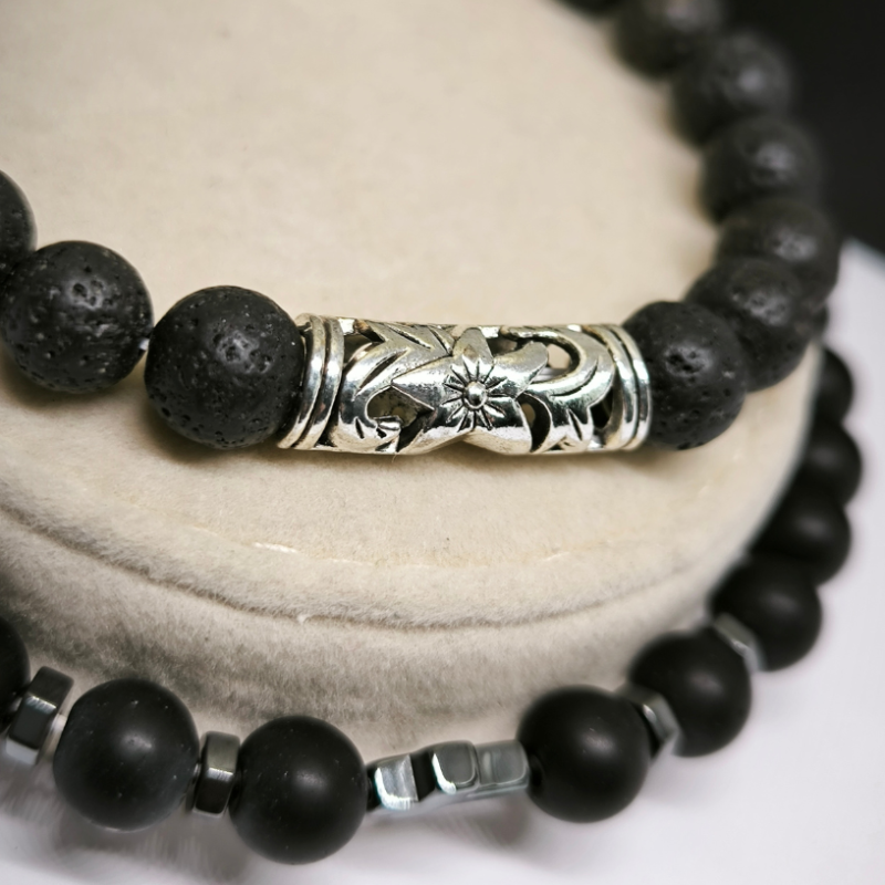 Elastīgas rokassprādzes ar metāla akcentiem