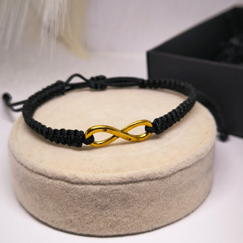 Roku darināts rokassprādžu komplekts ar zelta krāsas elementiem