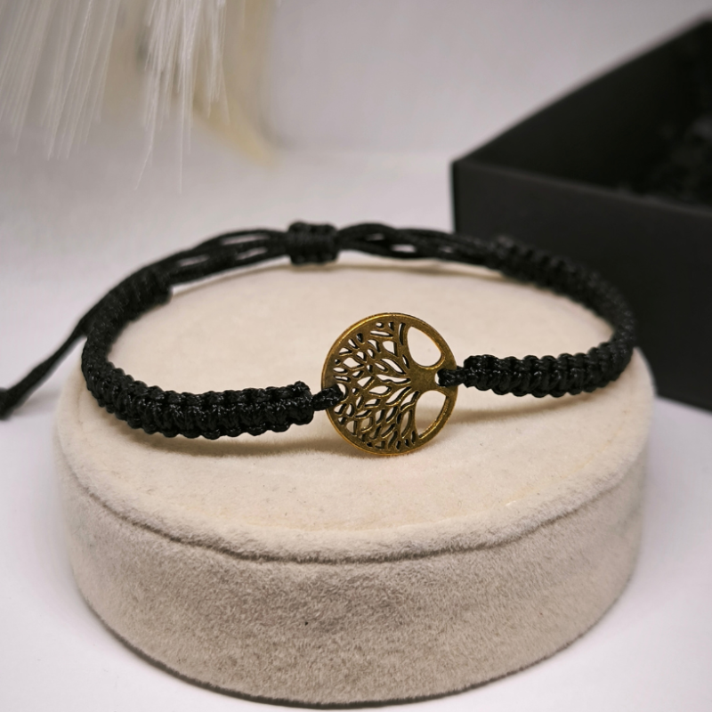 Roku darināts rokassprādžu komplekts ar zelta krāsas elementiem