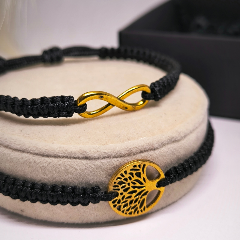 Roku darināts rokassprādžu komplekts ar zelta krāsas elementiem