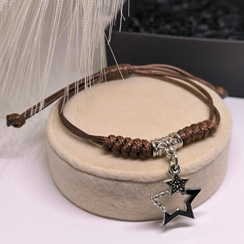 Regulējamas rokassprādzes ar metāla akcentiem