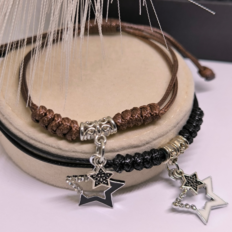 Regulējamas rokassprādzes ar metāla akcentiem