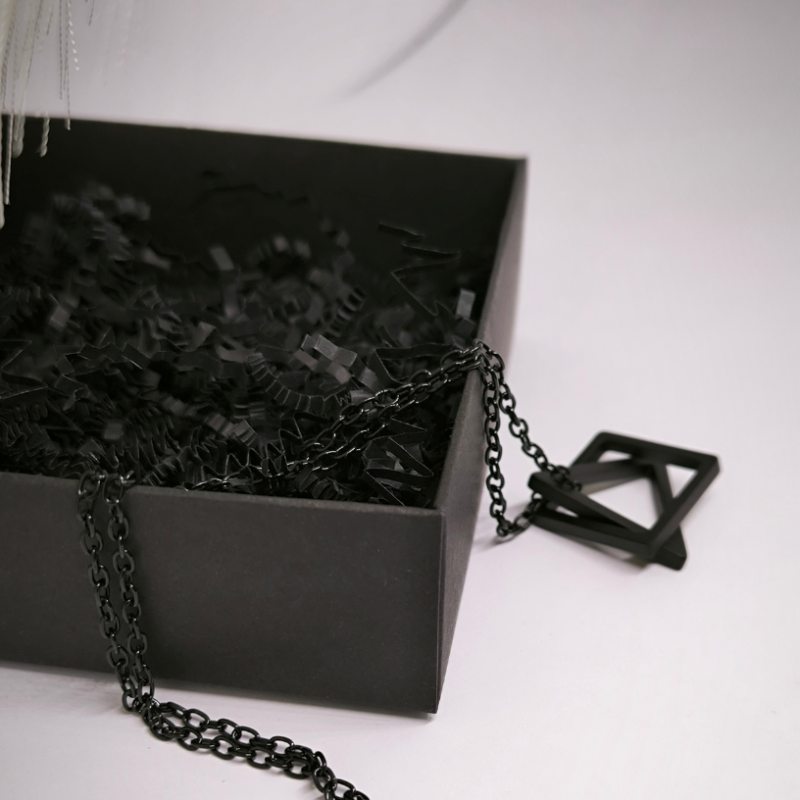 Mūsdienīgs melns kaklarotas kulons ar ķēdīti