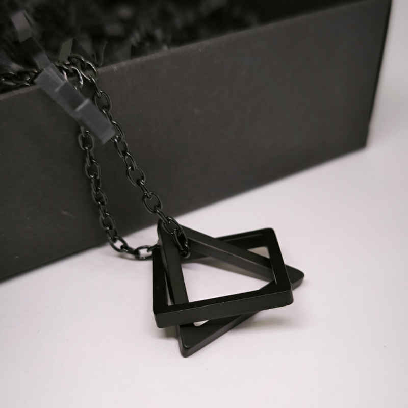 Mūsdienīgs melns kaklarotas kulons ar ķēdīti