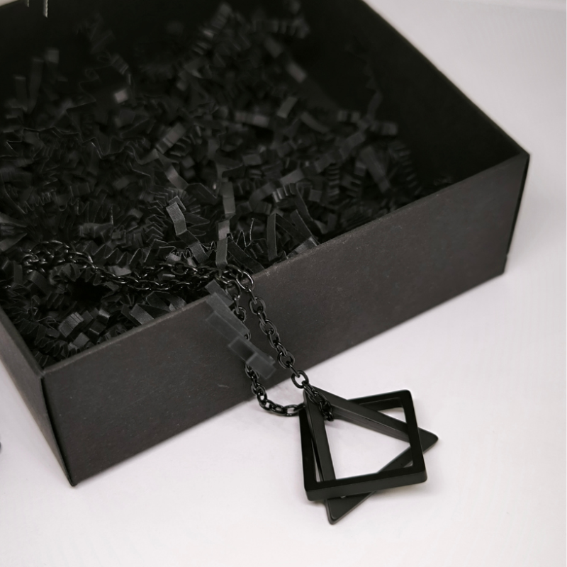 Mūsdienīgs melns kaklarotas kulons ar ķēdīti
