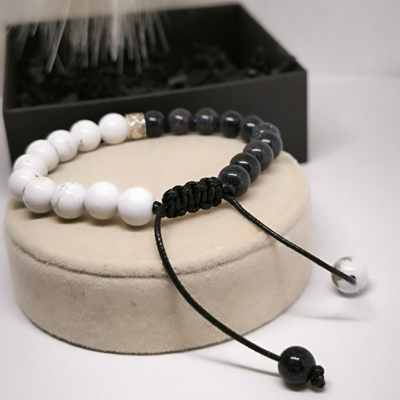 Auduma rokassprādze ar baltām/zilām pērlītēm