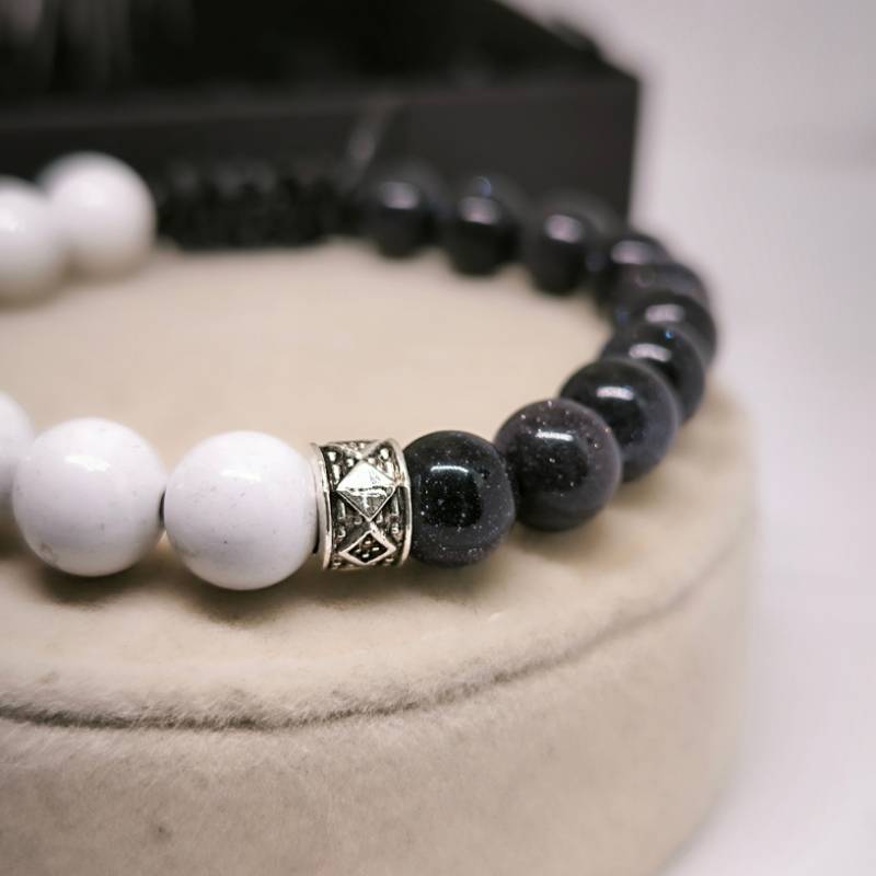 Auduma rokassprādze ar baltām/zilām pērlītēm