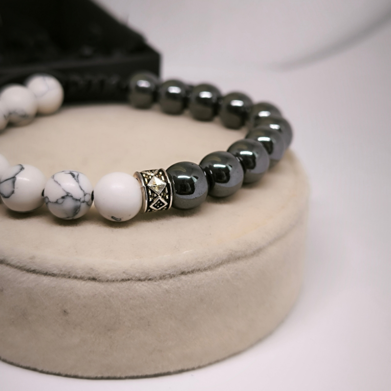 Rokassprādze ar spīdīgām pērlītēm un tīģera aci