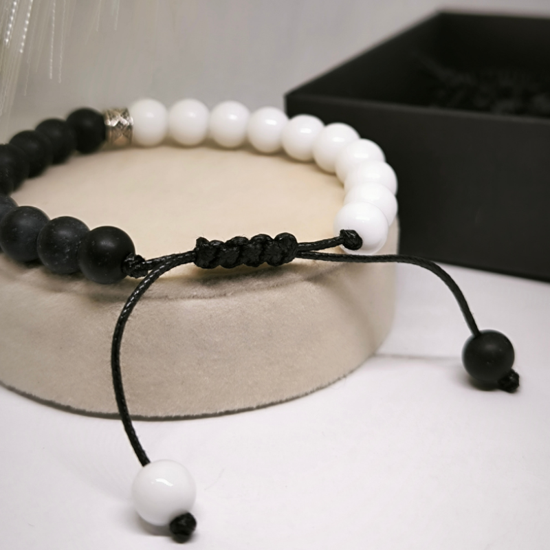 Divkrāsu pērlīšu rokassprādze ar metāla akcentu