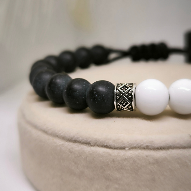 Divkrāsu pērlīšu rokassprādze ar metāla akcentu