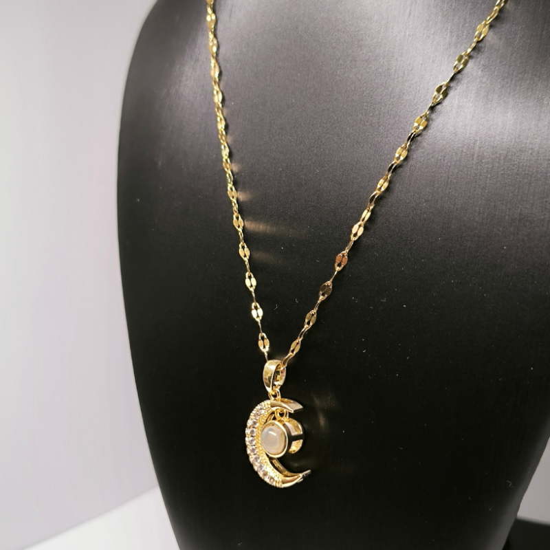 Mēness formas kulons ar vārdiem "Es tevi mīlu" (100 valodās)