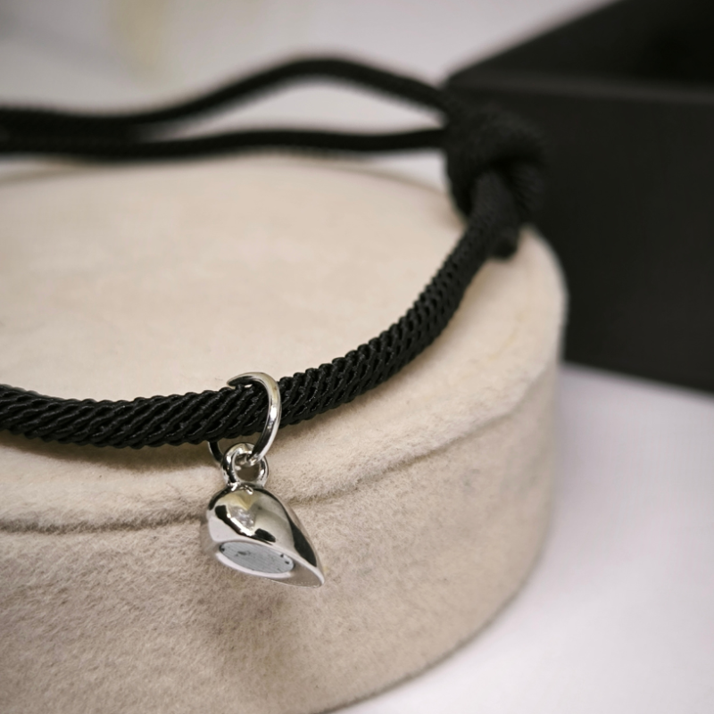 Mājīgas rokassprādzes ar sirds formas piekariņu pāriem