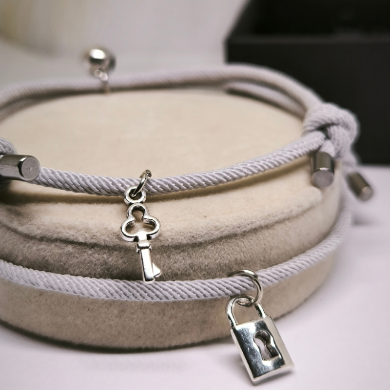 Modernu rokassprādžu komplekts pāriem ar piekariņiem