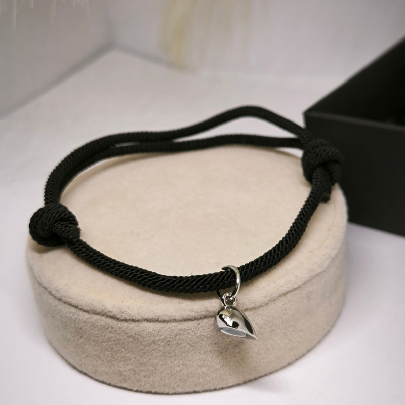 Mājīgas rokassprādzes ar sirds formas piekariņu pāriem