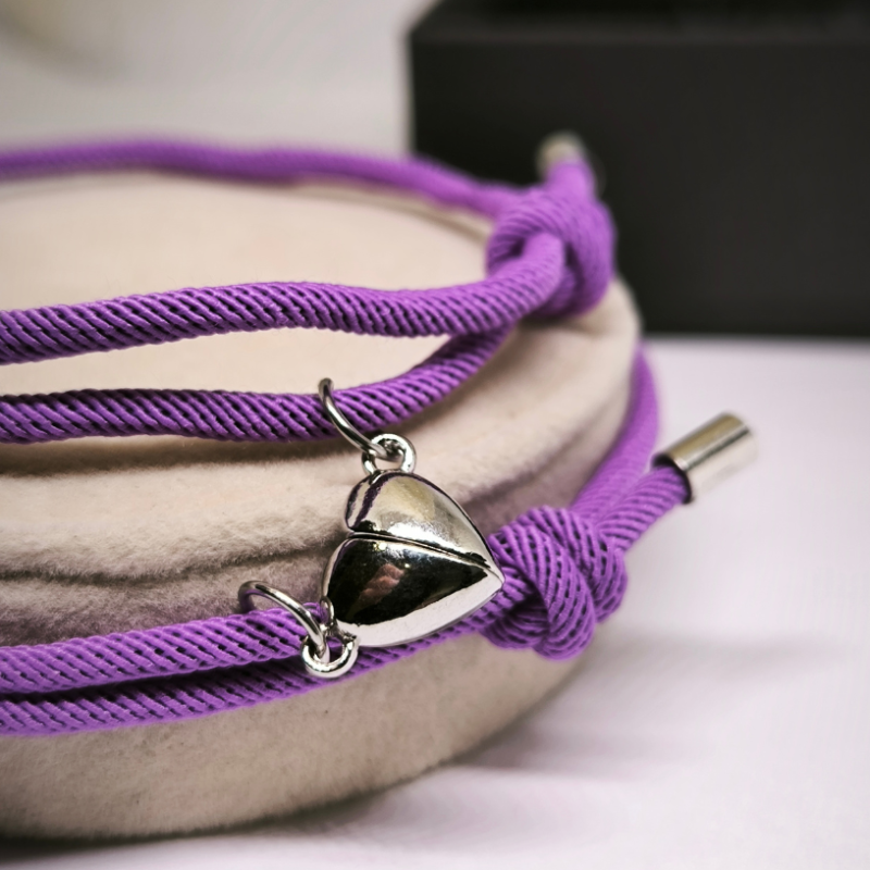 Magnētiskās rokassprādzes pāriem ar sirds formas piekariņu