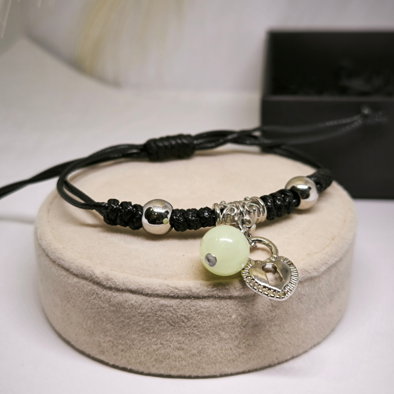 Tumsā spīdošu rokassprādžu komplekts