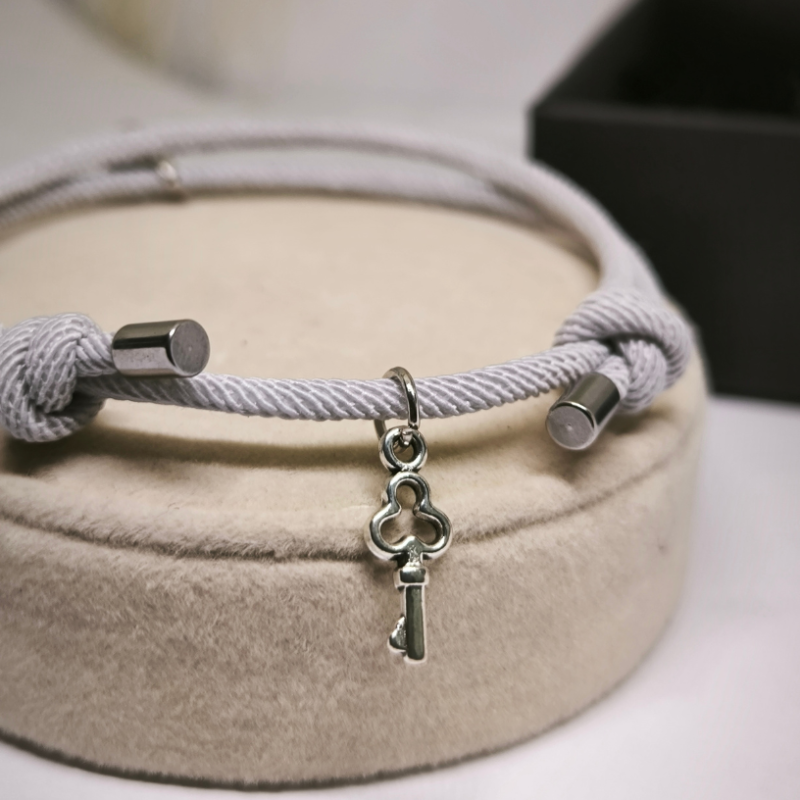 Modernu rokassprādžu komplekts pāriem ar piekariņiem