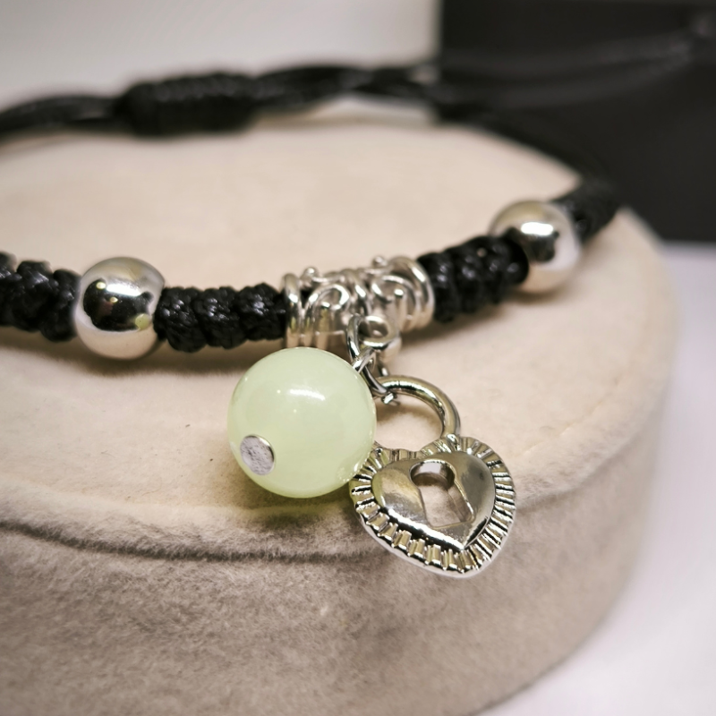 Tumsā spīdošu rokassprādžu komplekts