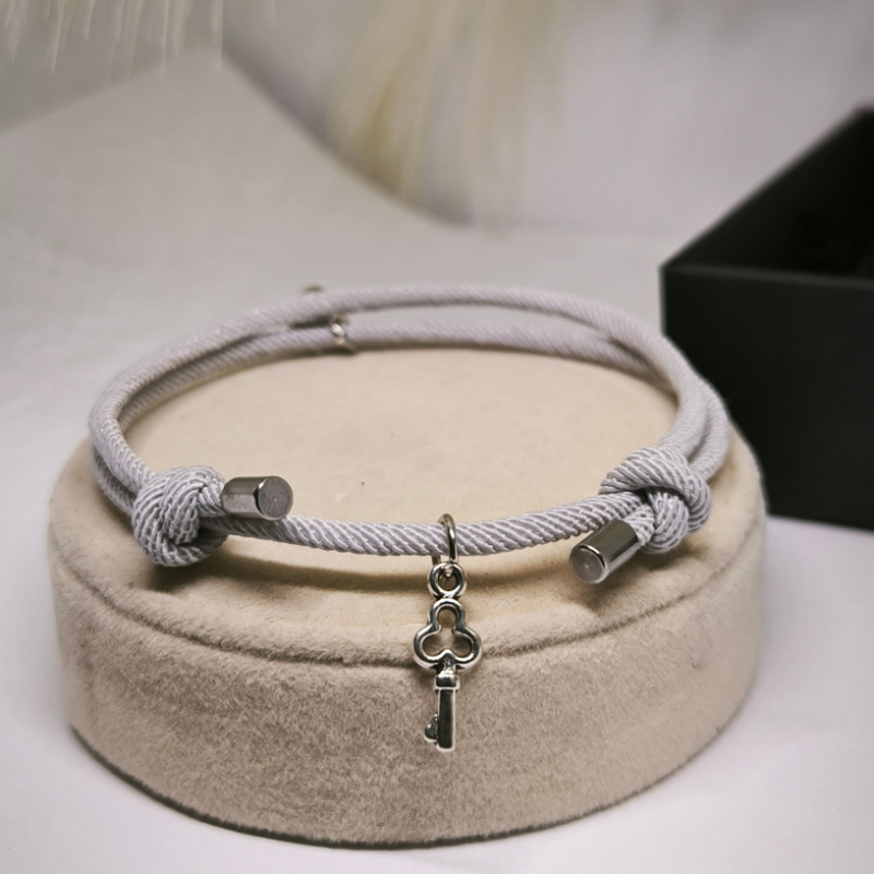 Modernu rokassprādžu komplekts pāriem ar piekariņiem