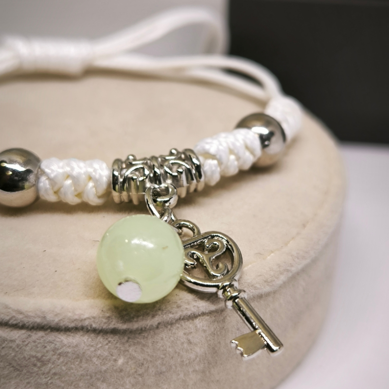 Tumsā spīdošu rokassprādžu komplekts