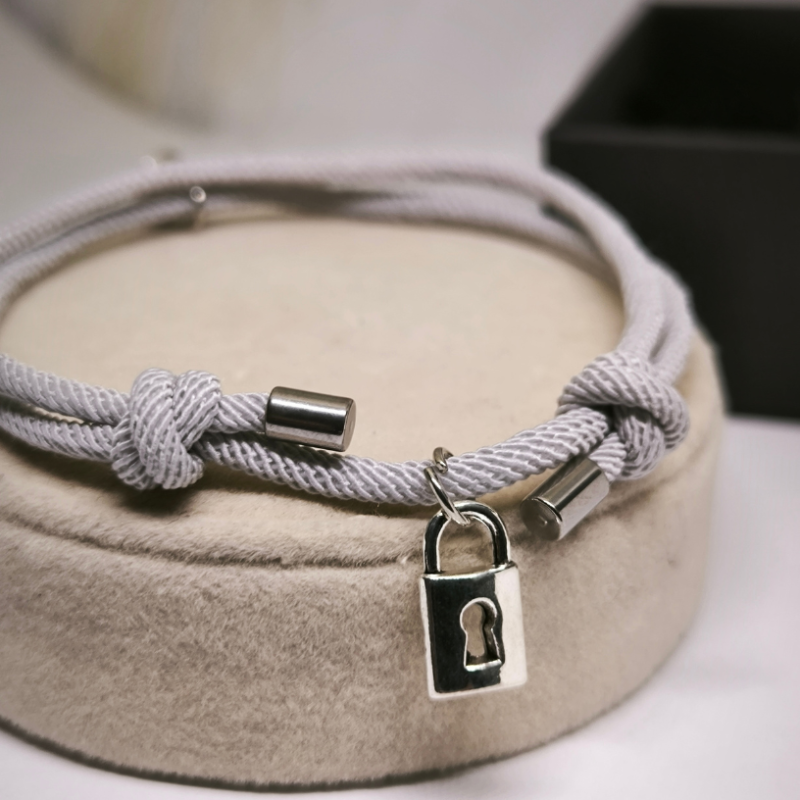 Modernu rokassprādžu komplekts pāriem ar piekariņiem