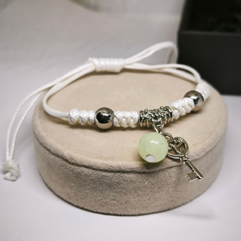 Tumsā spīdošu rokassprādžu komplekts