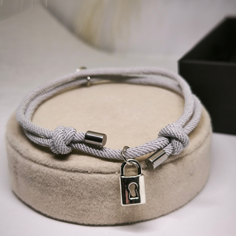 Modernu rokassprādžu komplekts pāriem ar piekariņiem