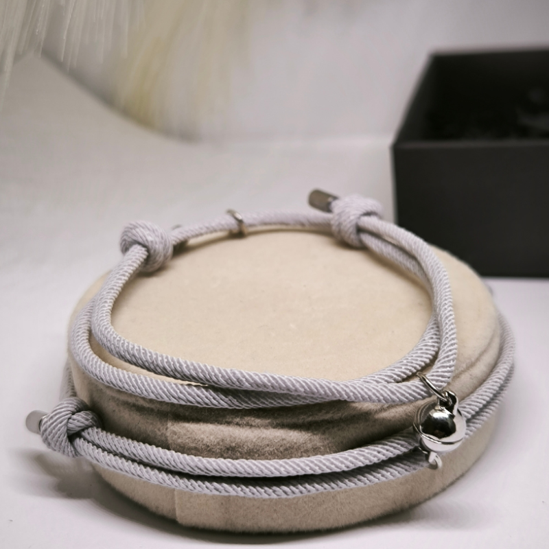 Modernu rokassprādžu komplekts pāriem ar piekariņiem