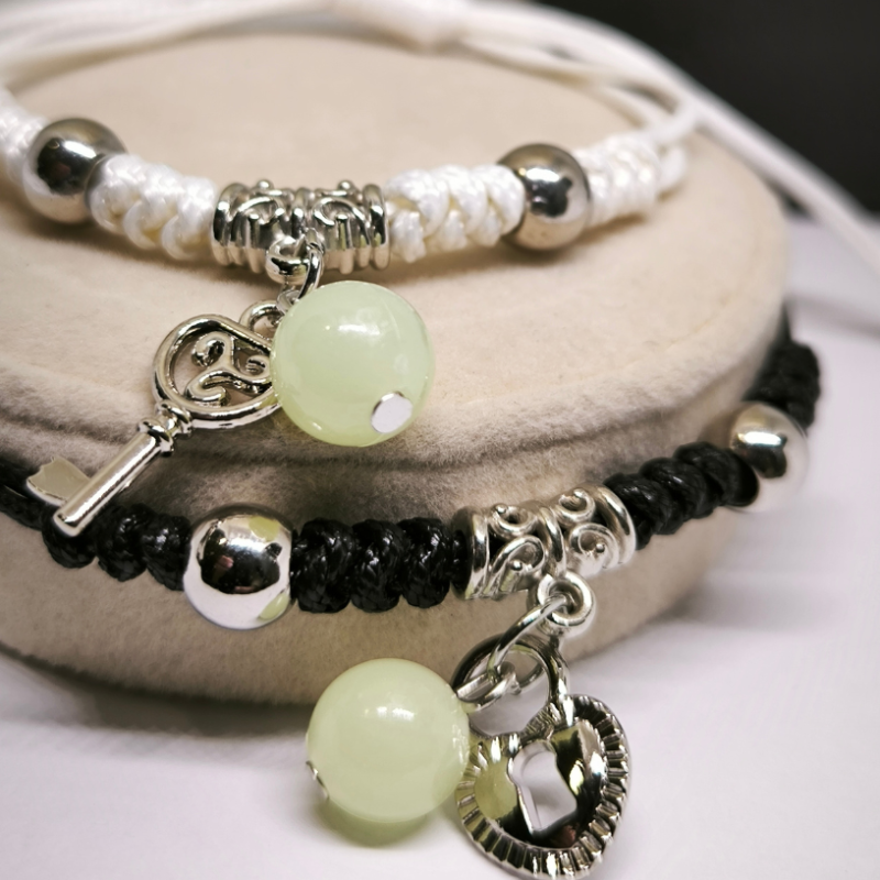 Tumsā spīdošu rokassprādžu komplekts