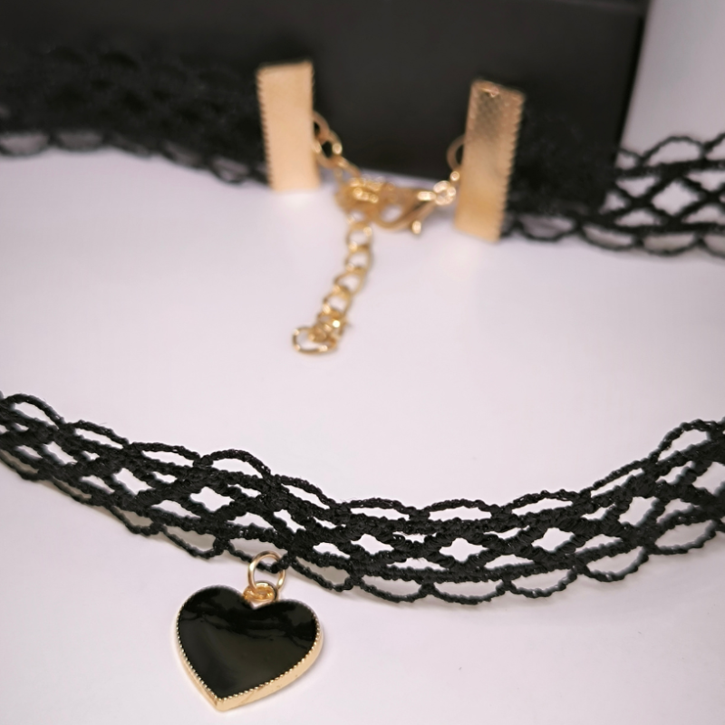 Čoker stila kaklarota ar sirsniņu