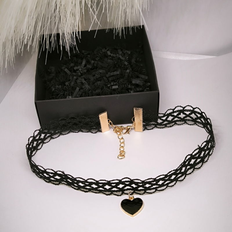 Čoker stila kaklarota ar sirsniņu